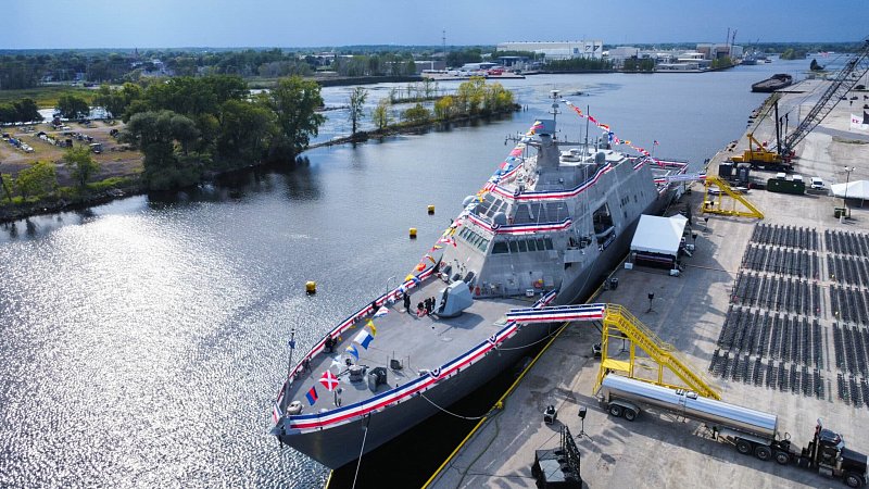 Церемония ввода в строй корабля прибрежной зоны "Маринетт" (тип "Фридом"), США